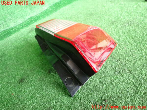 2UPJ-9232111530]レグナム(EC5W)右テールランプ 中古_2