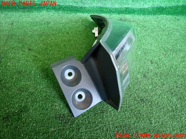 2UPJ-9232141530]ハリアー(ZSU60W)右テールランプ 中古_2