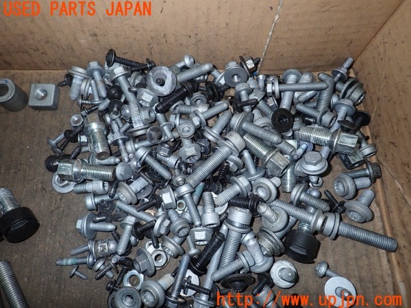 3UPJ=9232150720]アウディ A6(F2DKNF)ネジ・ナット・ステー類 セット ジャンク_4