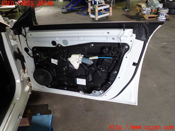 1UPJ-9232341230]ベンツ CLA250 4MATIC(117346 C117)右前ドア M62 中古_4