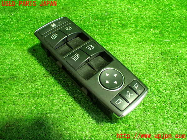 1UPJ-9232346240]ベンツ CLA250 4MATIC(117346 C117)右前パワーウィンドウスイッチ 中古_2