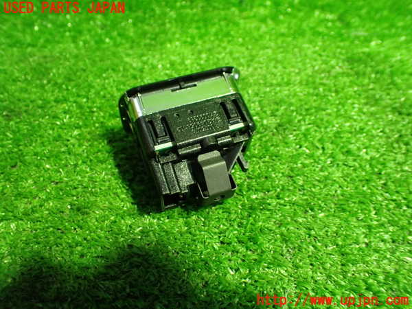 1UPJ-9232346245]ベンツ CLA250 4MATIC(117346 C117)左前パワーウィンドウスイッチ 中古_2