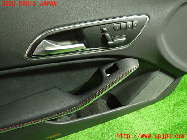 1UPJ-9232341264]ベンツ CLA250 4MATIC(117346 C117)左前ドア内張り 中古_2