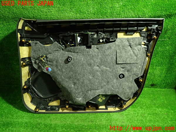 1UPJ-9232341264]ベンツ CLA250 4MATIC(117346 C117)左前ドア内張り 中古_3