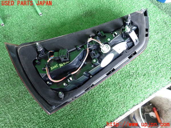 2UPJ-9232451530]アウディ・A1 スポーツバック(8XCHZ)右テールランプ 中古_2