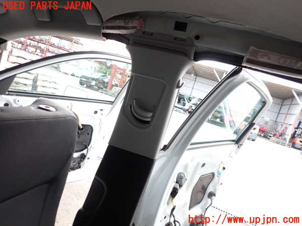 2UPJ-9232457665]アウディ・A1 スポーツバック(8XCHZ)右センターピラートリム 中古_2