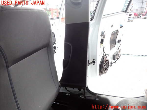 2UPJ-9232457665]アウディ・A1 スポーツバック(8XCHZ)右センターピラートリム 中古_3