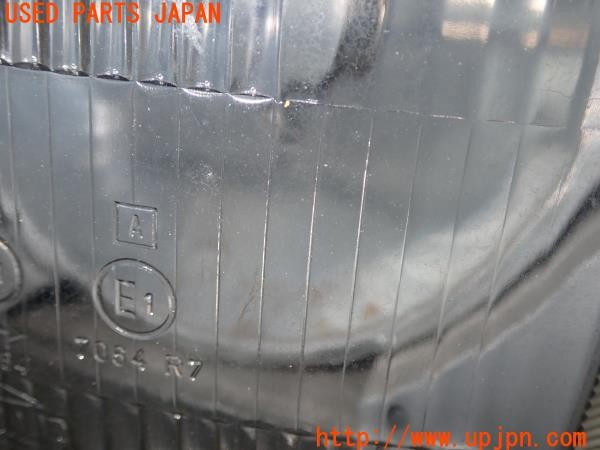 3UPJ=9232470050]ベンツ 240D(115117)W115 純正 HELLA製 左ヘッドライト 中古_4