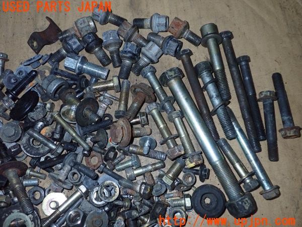 3UPJ=9232470720]ベンツ 240D(115117)W115 ネジ・ナット・ステー類 セット ジャンク_2