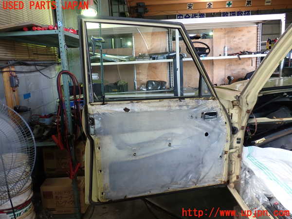 1UPJ-9232471260]ベンツ 240D(115117)W115左前ドア SEKURIT-1F 中古_4