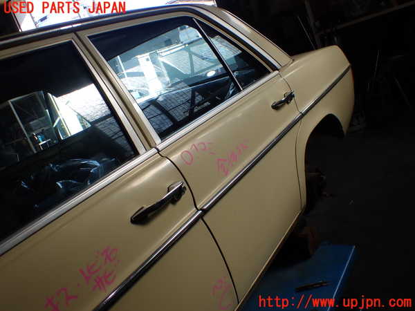 1UPJ-9232471320]ベンツ 240D(115117)W115左後ドア SEKURIT-1F 中古_2