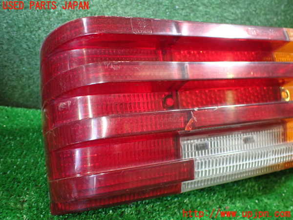 1UPJ-9232471530]ベンツ 240D(115117)W115右テールランプ 226202-0 中古_3