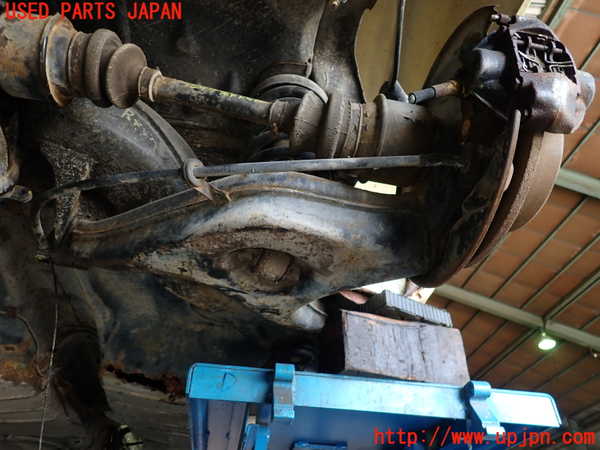 1UPJ-9232474300]ベンツ 240D(115117)W115右リアナックルハブ 中古_2