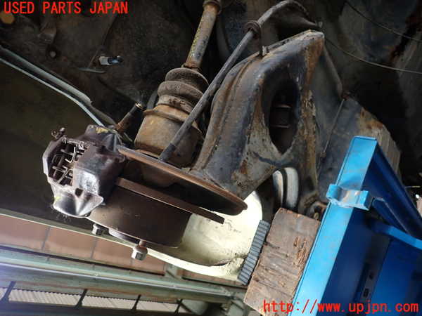 1UPJ-9232474305]ベンツ 240D(115117)W115左リアナックルハブ 中古_2