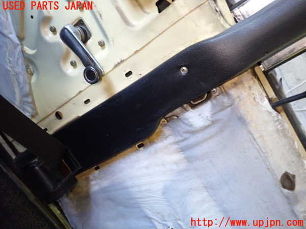 1UPJ-9232477670]ベンツ 240D(115117)W115左センターピラートリム 中古_3