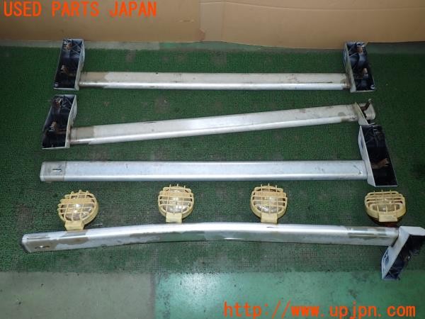 3UPJ=9232510064]ハマーH2(不明)純正? ルーフレール 社外ライト付き ジャンク_2