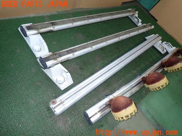 3UPJ=9232510064]ハマーH2(不明)純正? ルーフレール 社外ライト付き ジャンク_3