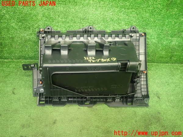 1UPJ-9232527516]カローラ クロス ハイブリッド(ZVG13)グローブボックス1 中古_3