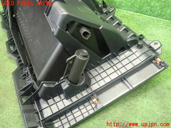 1UPJ-9232527516]カローラ クロス ハイブリッド(ZVG13)グローブボックス1 中古_4