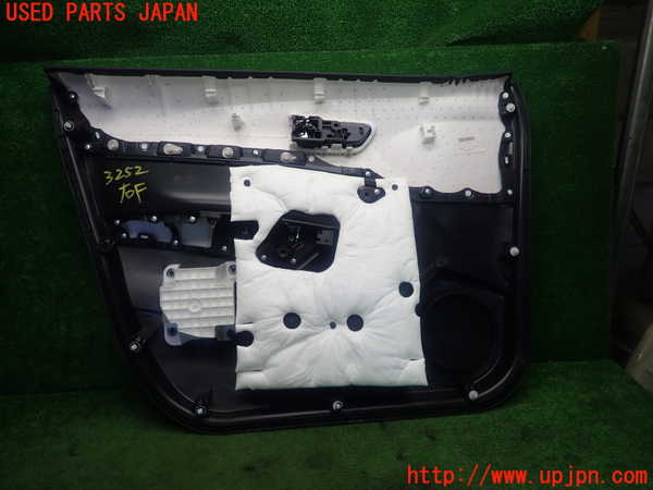 1UPJ-9232521234]カローラ クロス ハイブリッド(ZVG13)右前ドア内張り 中古_5