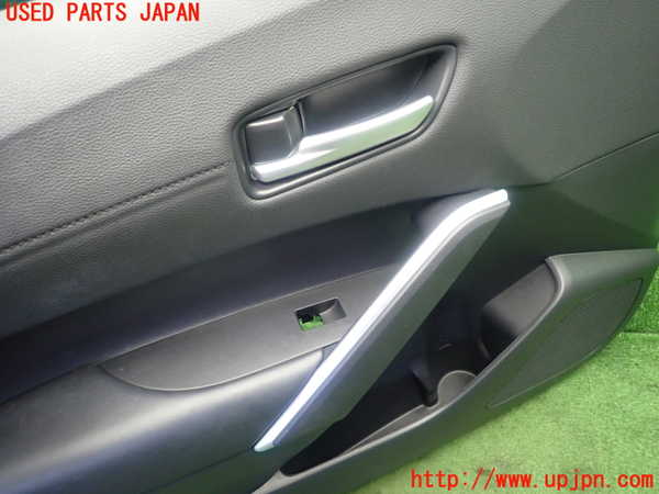 1UPJ-9232521264]カローラ クロス ハイブリッド(ZVG13)左前ドア内張り 中古_2