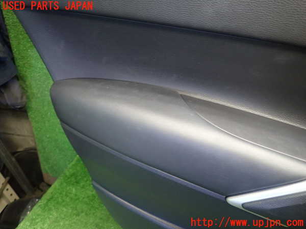 1UPJ-9232521264]カローラ クロス ハイブリッド(ZVG13)左前ドア内張り 中古_3