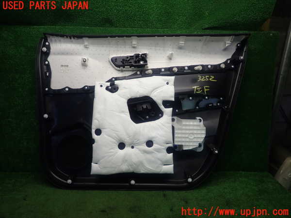 1UPJ-9232521264]カローラ クロス ハイブリッド(ZVG13)左前ドア内張り 中古_4