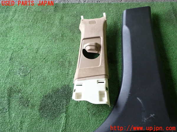 1UPJ-9232537665]キャデラック・XT5 クロスオーバー(C1UL)右センターピラートリム 中古_2