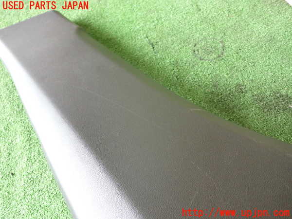 1UPJ-9232537670]キャデラック・XT5 クロスオーバー(C1UL)左センターピラートリム 中古_4