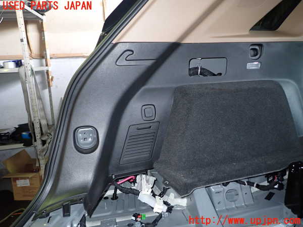 1UPJ-9232537680]キャデラック・XT5 クロスオーバー(C1UL)左リアピラートリム 中古_2
