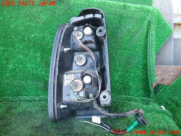 1UPJ-9232551530]ハイラックスサーフ(RZN185W)右テールランプ 中古_3