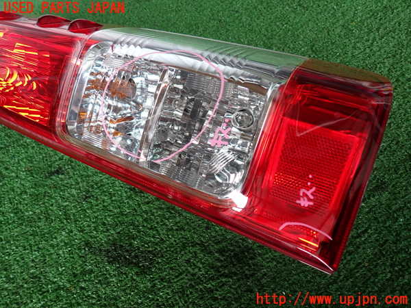 2UPJ-9232561530]ハイエースバン200系(KDH206V)右テールランプ 中古_2
