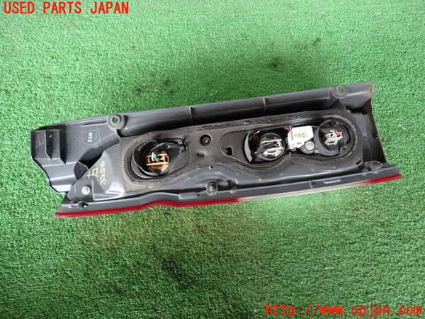 2UPJ-9232561530]ハイエースバン200系(KDH206V)右テールランプ 中古_4