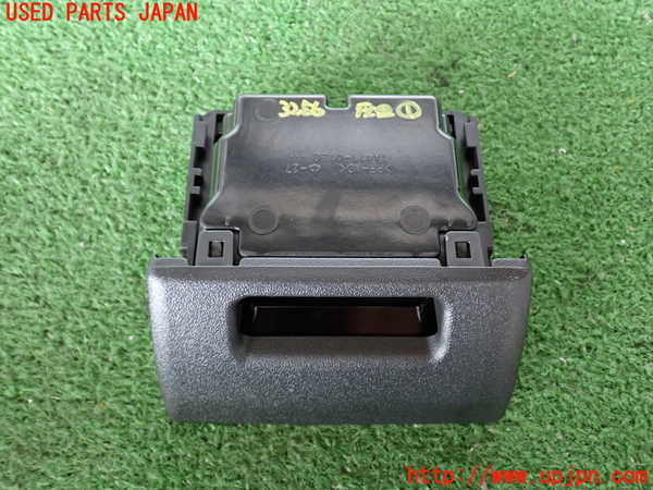2UPJ-9232567821]ハイエースバン200系(KDH206V)灰皿1 中古_3