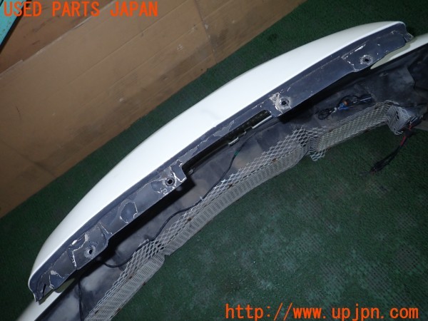 3UPJ=9232570048]クライスラー 300C(LX57)前期 XENON ゼノン 12501 フロントバンパー フォグ・コーナーランプ付き 中古_3