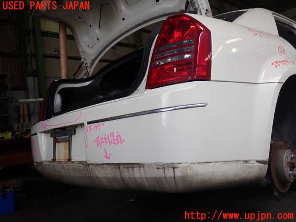 2UPJ-9232571610]クライスラー・300C(LX57-)リアバンパー 中古_2