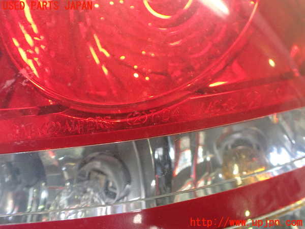 2UPJ-9232571530]クライスラー・300C(LX57-)右テールランプ 中古_2