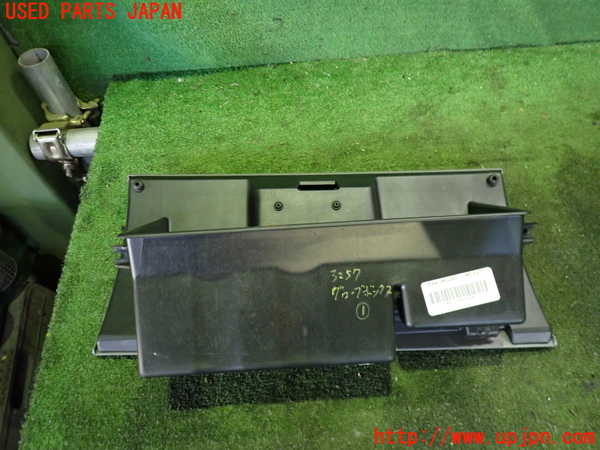 2UPJ-9232577516]クライスラー・300C(LX57-)グローブボックス1 中古_2