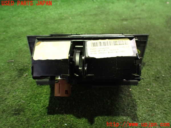 2UPJ-9232577821]クライスラー・300C(LX57-)灰皿1 中古_4