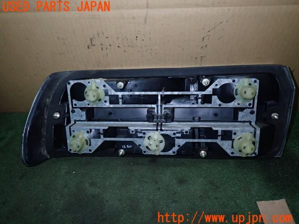3UPJ=9232590033]BMW 520i(E28)純正 1366770R 右テールランプ 中古_3