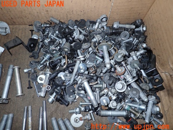 3UPJ=9232600720]BMW アクティブハイブリッド5(FZ35 F10)ネジ・ナット・ステー類 セット ジャンク_4