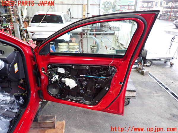 2UPJ-9232641230]ベンツ GLA180 X156(156942)右前ドア 中古 FUYAO M540 43R-001565_3