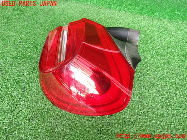 2UPJ-9232641530]ベンツ GLA180 X156(156942)右テールランプ 中古_2