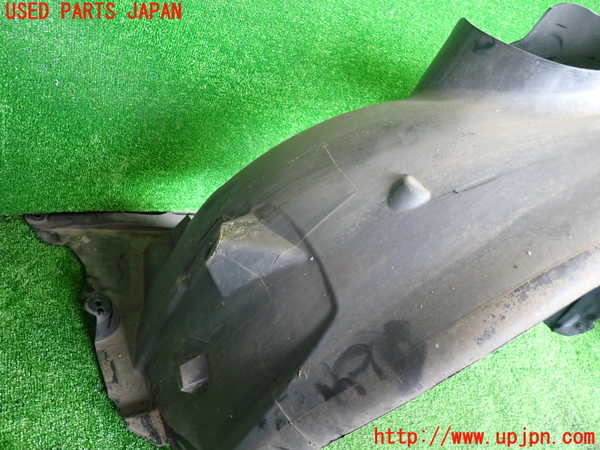 2UPJ-9232641090]ベンツ GLA180 X156(156942)右前フェンダーライナー 中古_3