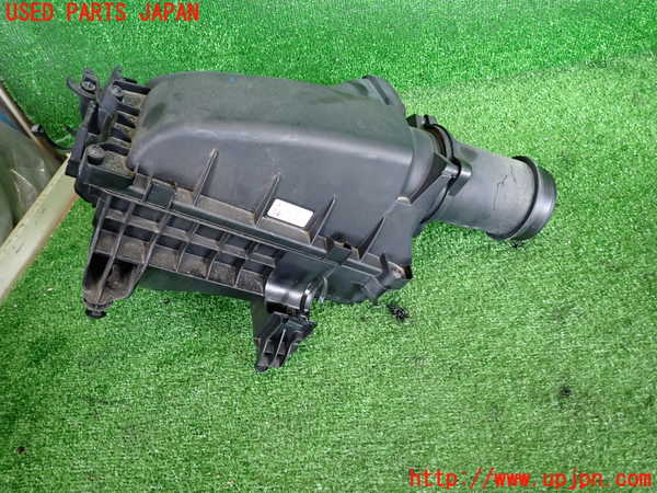 2UPJ-9232642560]ベンツ GLA180 X156(156942)エアクリーナーボックス 中古_3