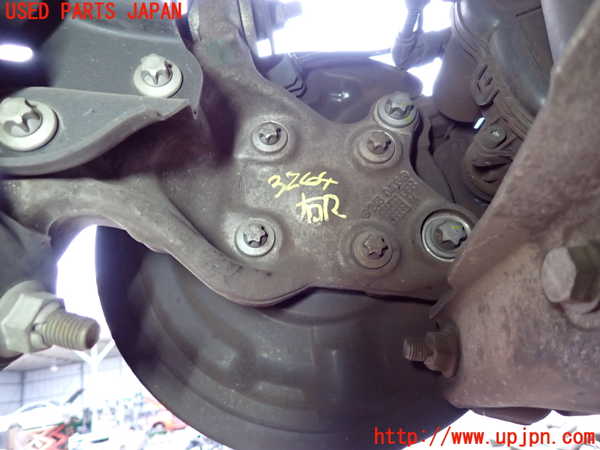 2UPJ-9232644300]ベンツ GLA180 X156(156942)右リアナックルハブ 中古_2