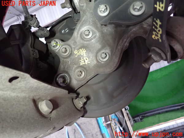 2UPJ-9232644305]ベンツ GLA180 X156(156942)左リアナックルハブ 中古_2