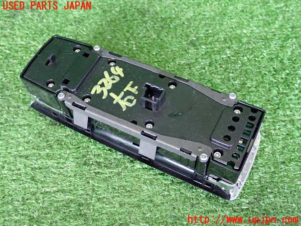 2UPJ-9232646240]ベンツ GLA180 X156(156942)右前パワーウィンドウスイッチ 中古_2