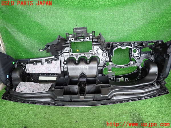2UPJ-9232647505]ベンツ GLA180 X156(156942)ダッシュボード 中古_5