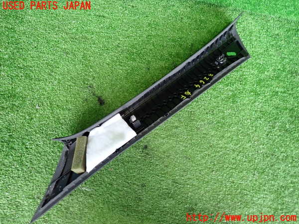 2UPJ-9232647655]ベンツ GLA180 X156(156942)右フロントピラートリム 中古_2